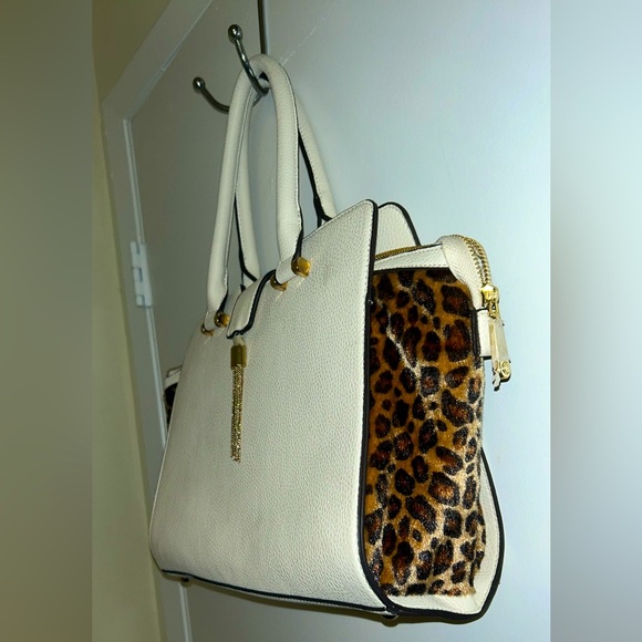 CHEETAH AND WHITE PURSE - Picture 1 of 3